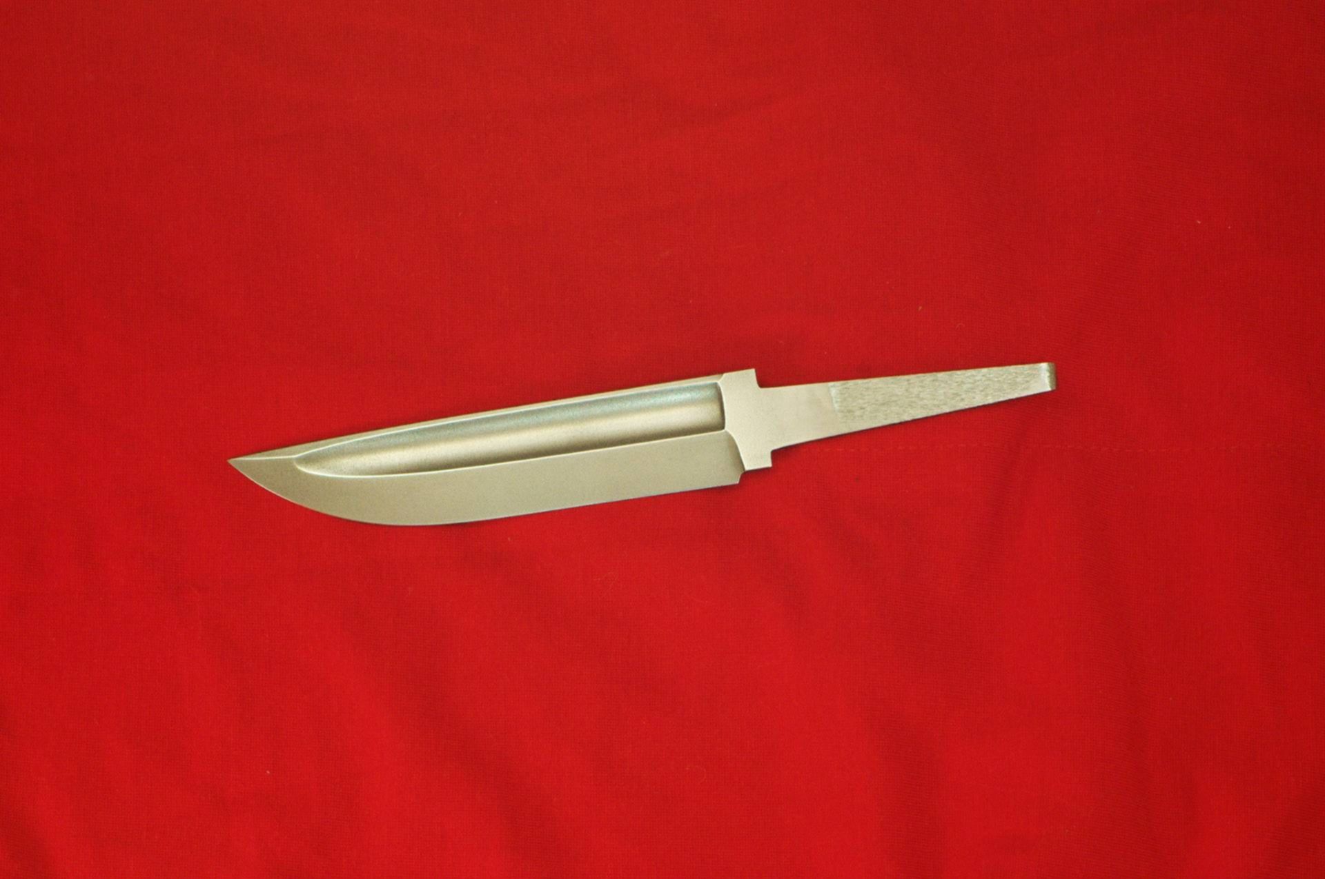 Клинки от производителя купить. Кровосток на ноже. Клинок для ножа с широким долом. Ножи с долами на клинке. Дол на ноже.