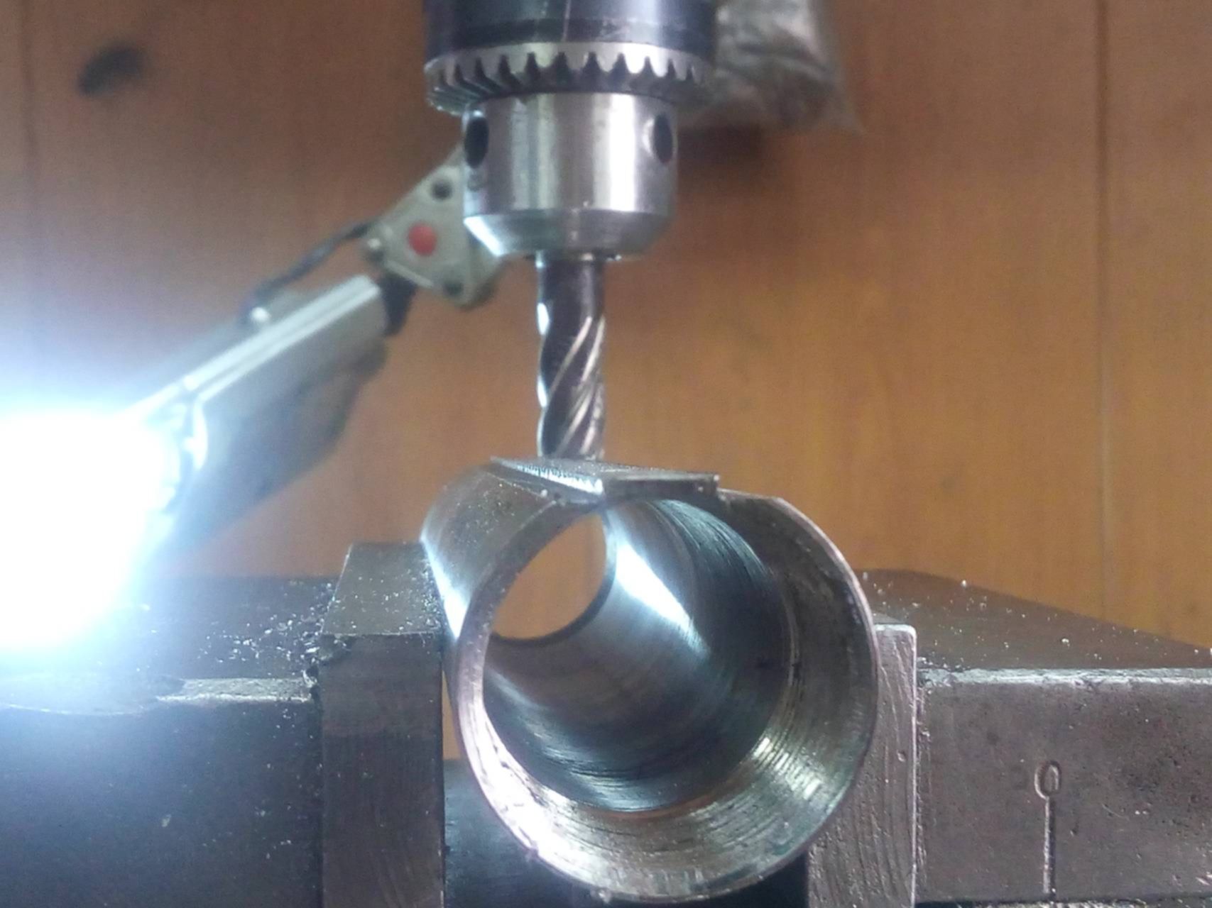 Фрезеровка трубки. Фаскосниматель для стальных труб трубный dwt mf6i 50 электрический. Фрезерная резка трубы. Фреза для сверлильного станка по металлу диаметром 26 мм. Фрезеровка труб.