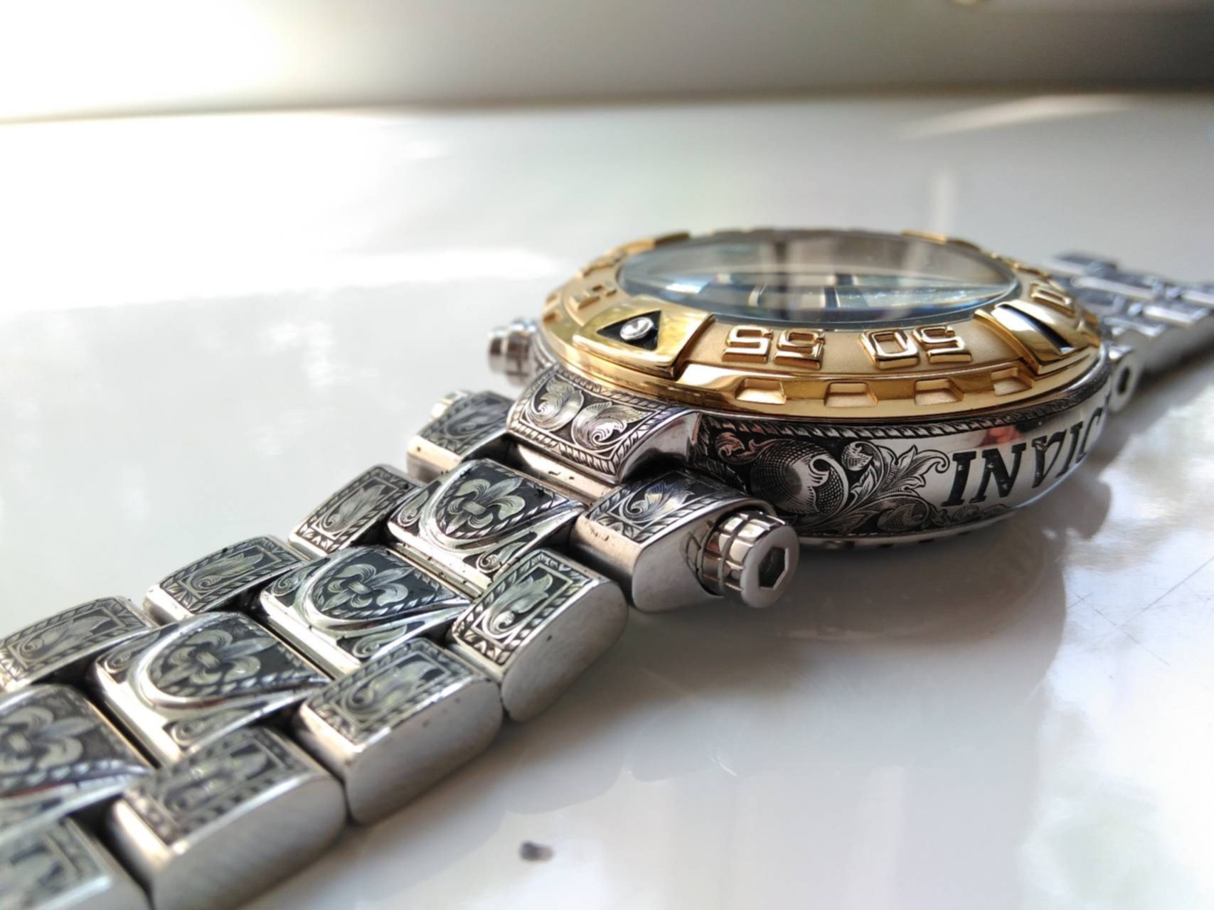 Металл часы наручные. Эксклюзивные браслет для часов. Гравировка на браслете часов. Браслет для швейцарских часов. Часы с браслетом мужские.