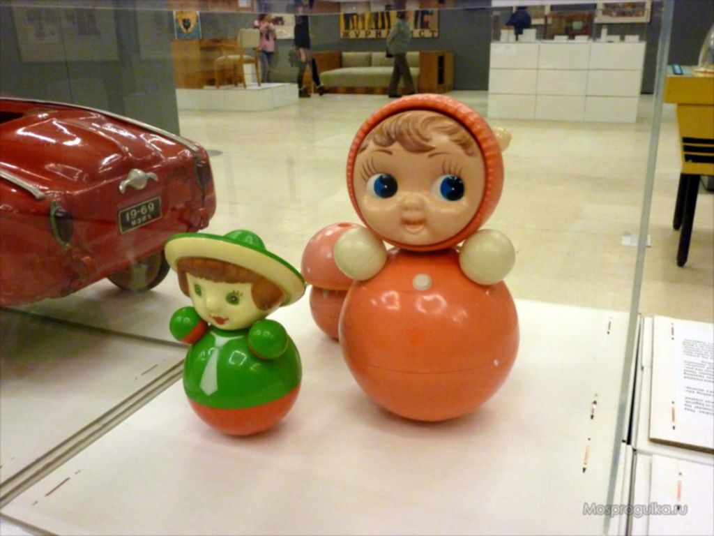 Кукла неваляшки видео. Советские игрушки. Советская неваляшка. Игрушка-неваляшка. Советская кукла неваляшка.