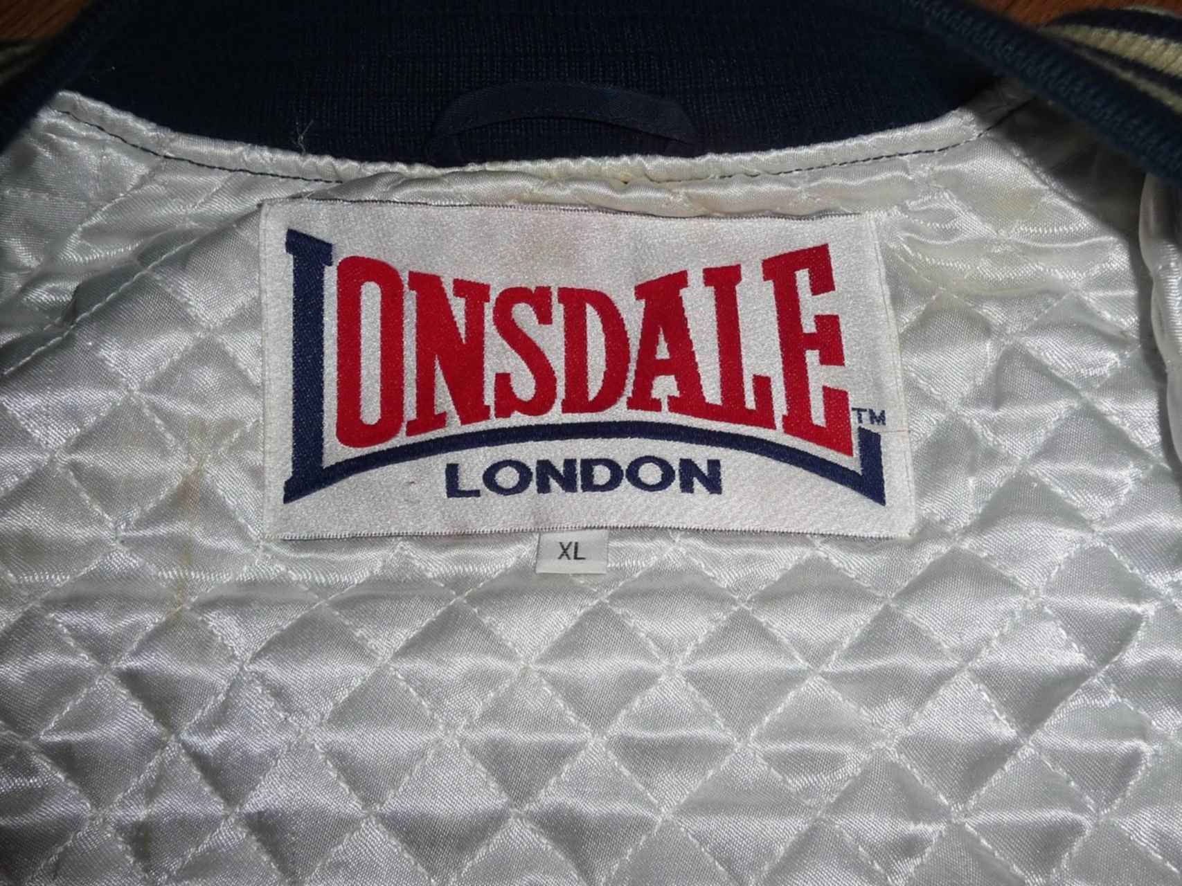 Williams чей бренд. Нашивка Lonsdale. Lonsdale (торговая марка). Бирки Lonsdale оригинальные. Lonsdale логотип на одежде.