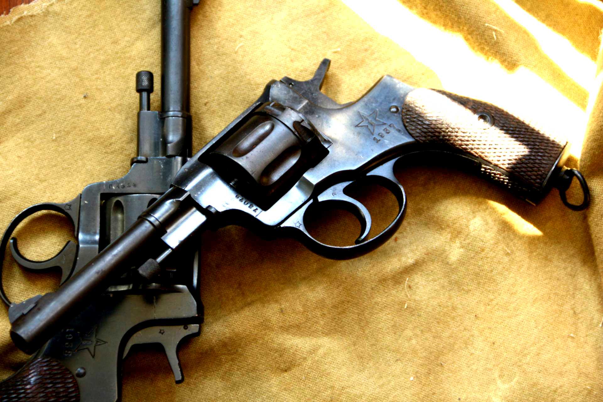 Ммг наган. Наган 1937. Револьвер Нагана 1937 года. ММГ револьвер Наган. Револьвер Наган 1921.