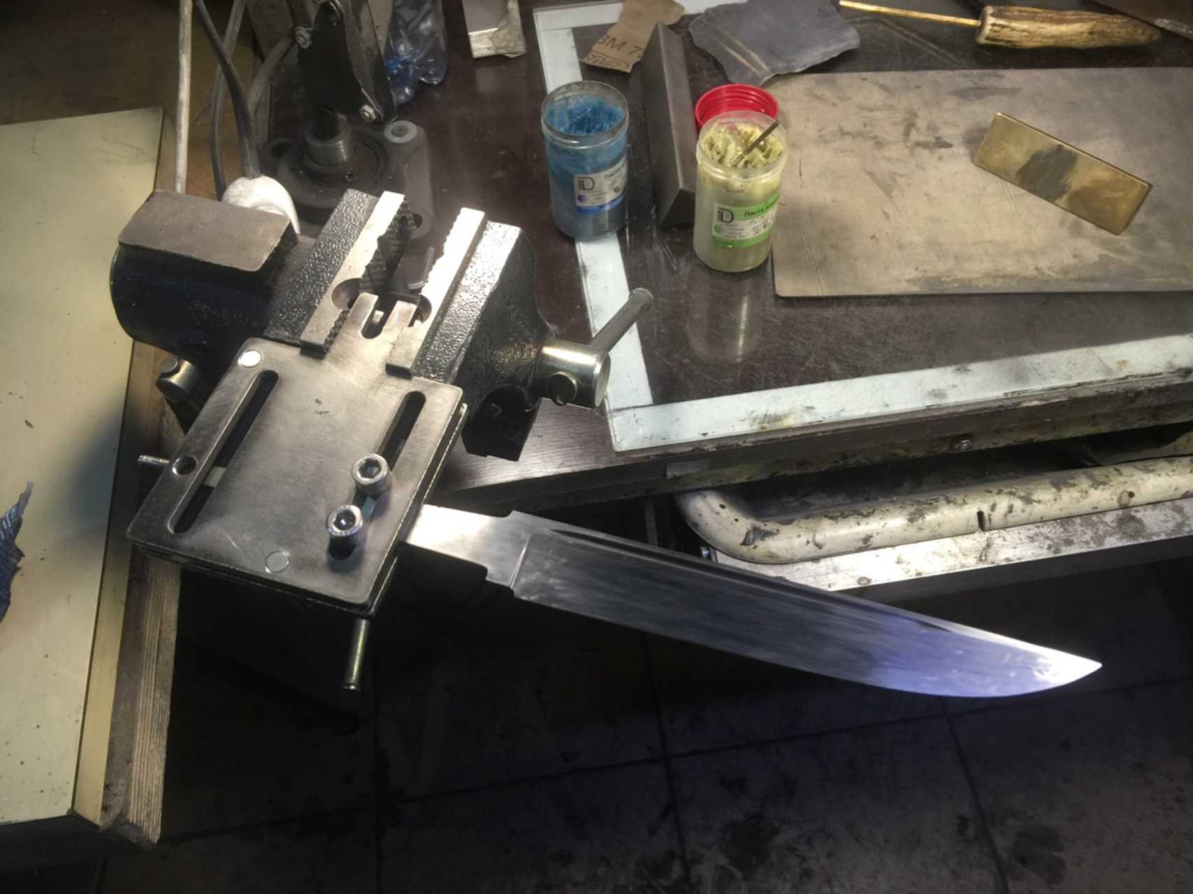 Приспособа для заточки стамесок. Приспособление для точения спусков клинков. Приспособление для выведения спусков 200 мм. Выведение спусков ножа. Выведение спусков ножа.