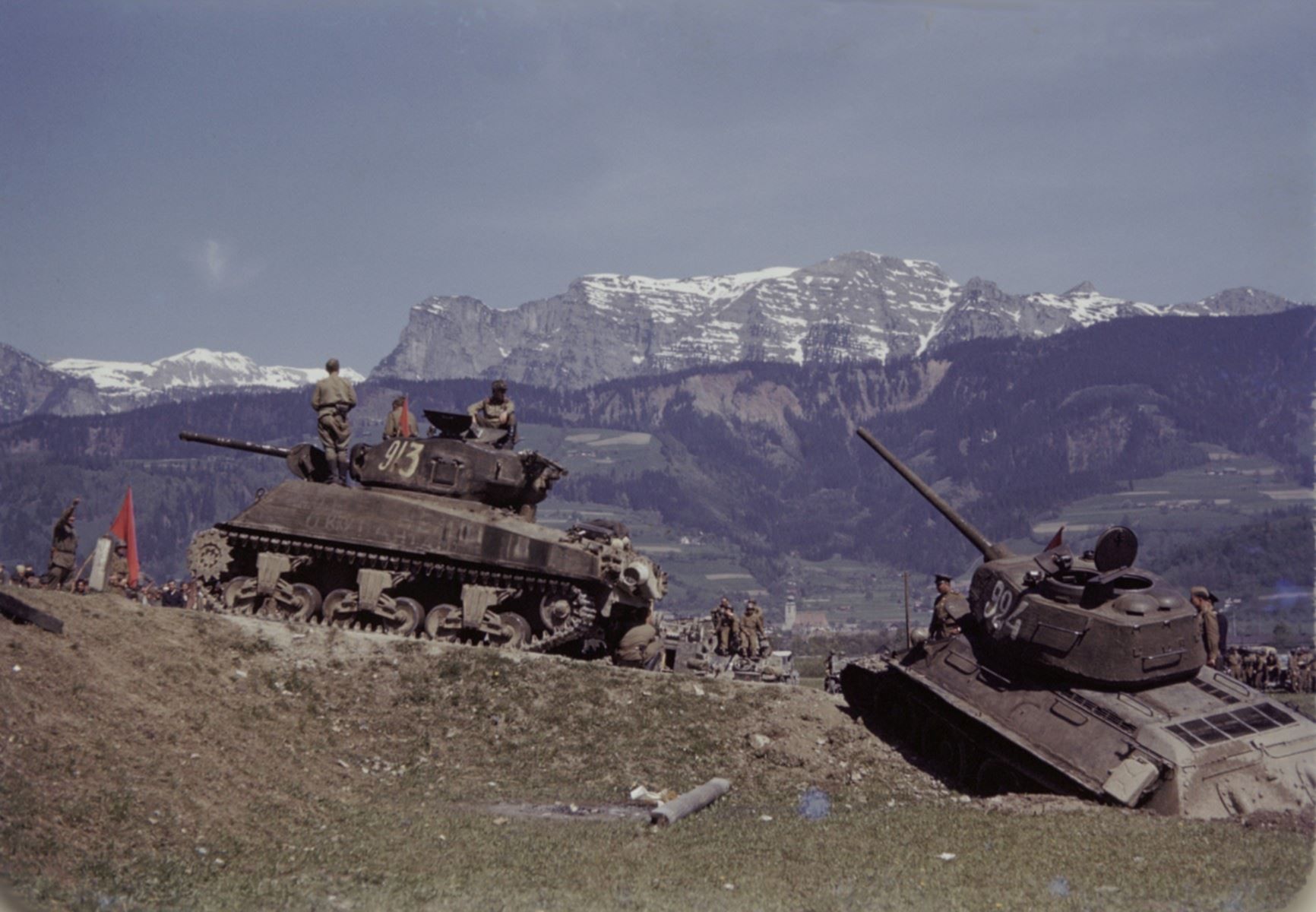 Фотографии 2 4. Шерман и т34. Танк Шерман и т-34. M4 Шерман и t-34. Т-34 И м4 Шерман.