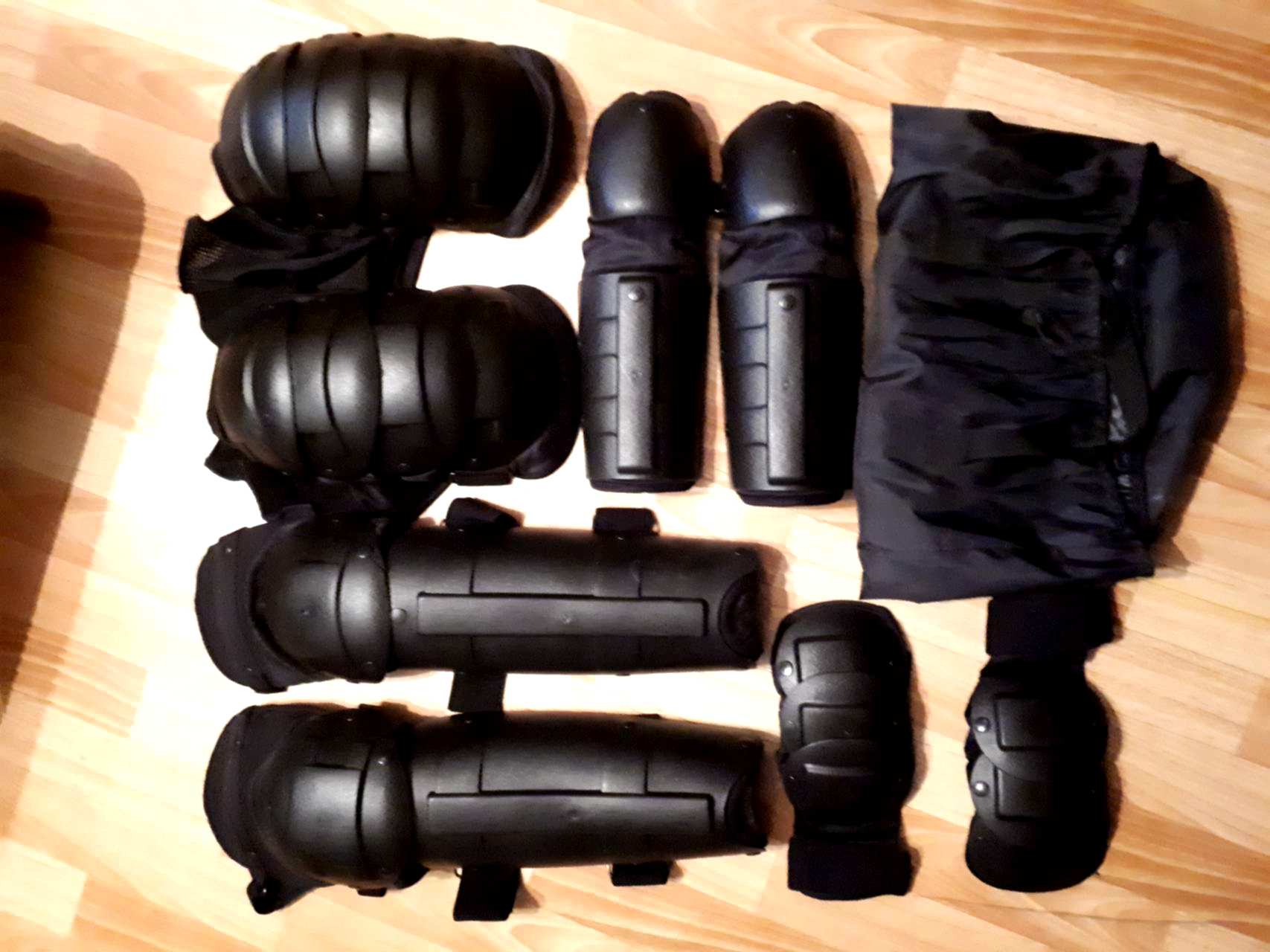 омоновец с щитом. комплект защиты конечностей «кзк-99». защита черепаха омон. омон черепаха. омон черепаха.