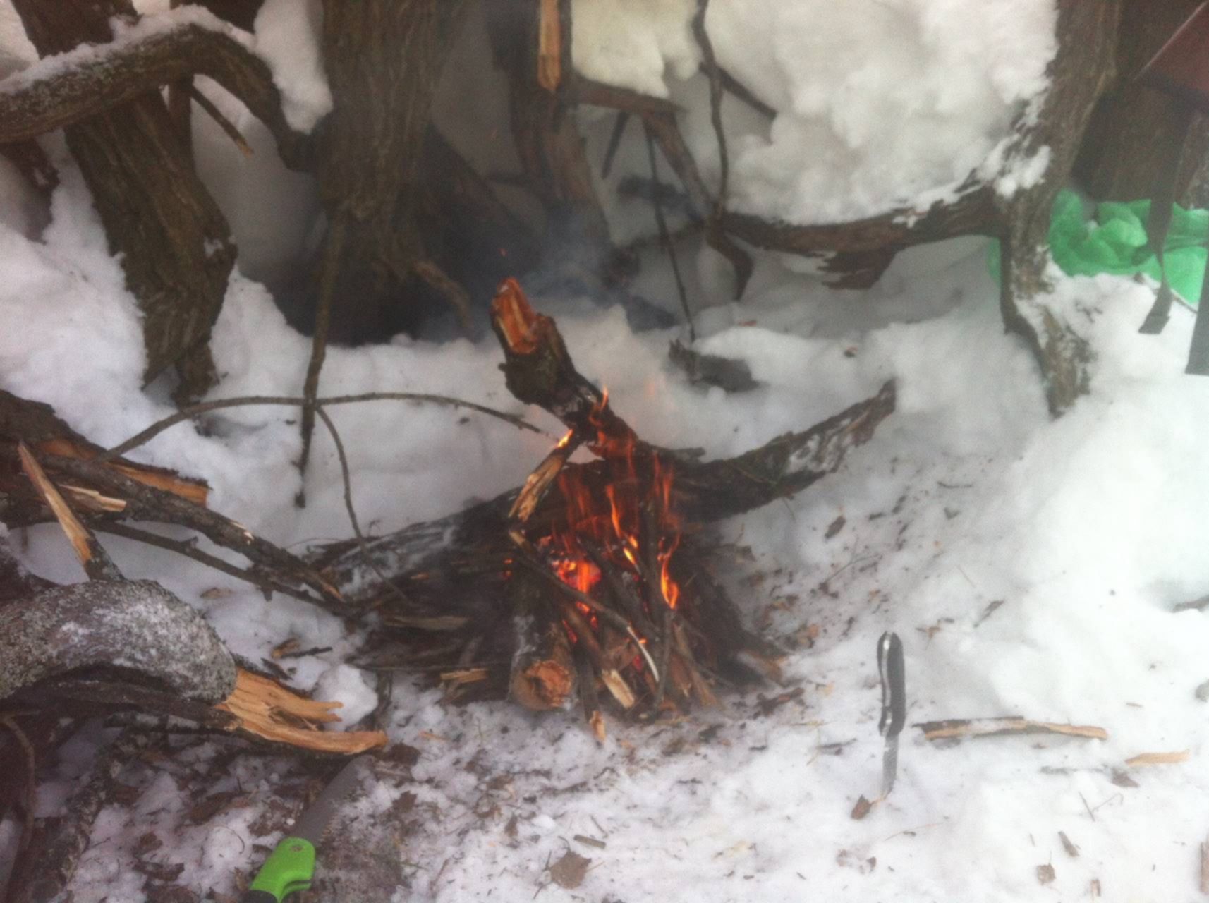 Разведение костра зимой в лесу