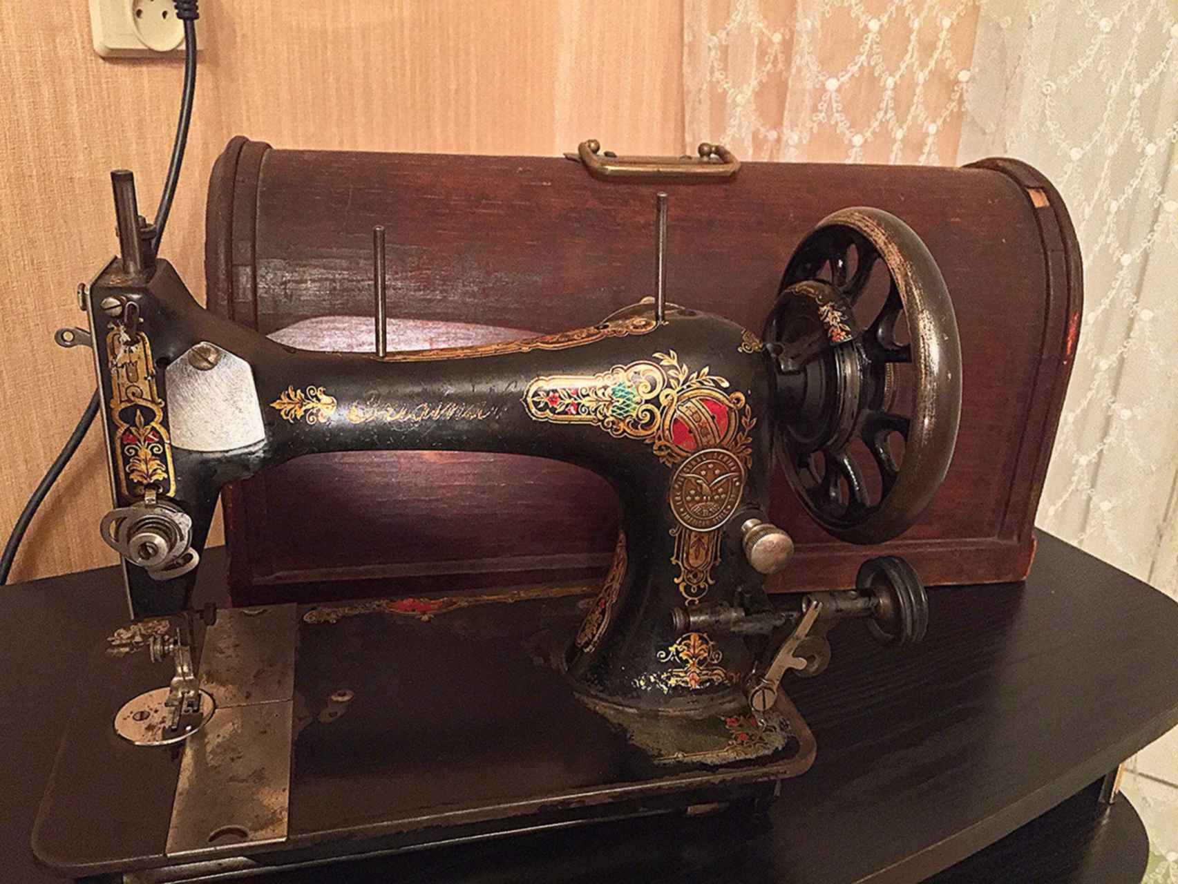 Купить старинную машинку. Швейная машинка Хауман 65. Швейная машинка kohler Старая модель. Старинная швейная машина. Швейная машинка Старая ручная.