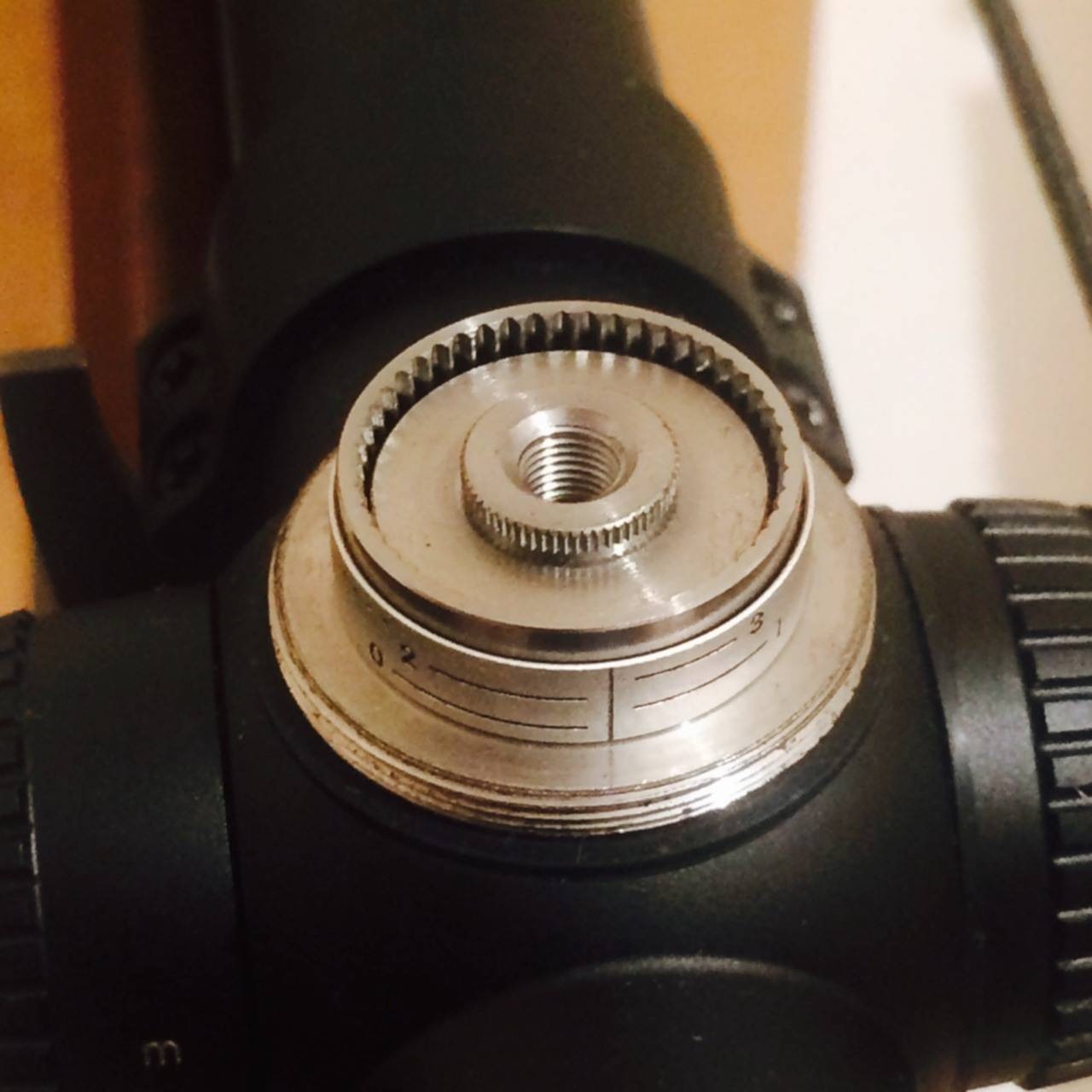 Ввод поправок. Батарейки в Пилад 4х32l. Крышки на барабаны поправок прицела Nikon. Тактический барабан поправок. Барабан ввода поправок.