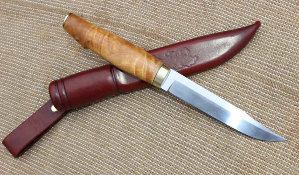 Обновить ножи 2. Томми с берестой. Ножи кирилла левченко. Финка клинок ромб томми. Финка в берестяных ножнах.
