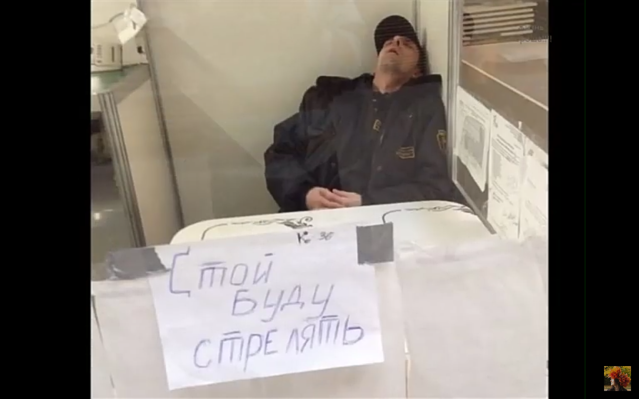 Телочкам за решеткой приходится угождать грозной охраннице
