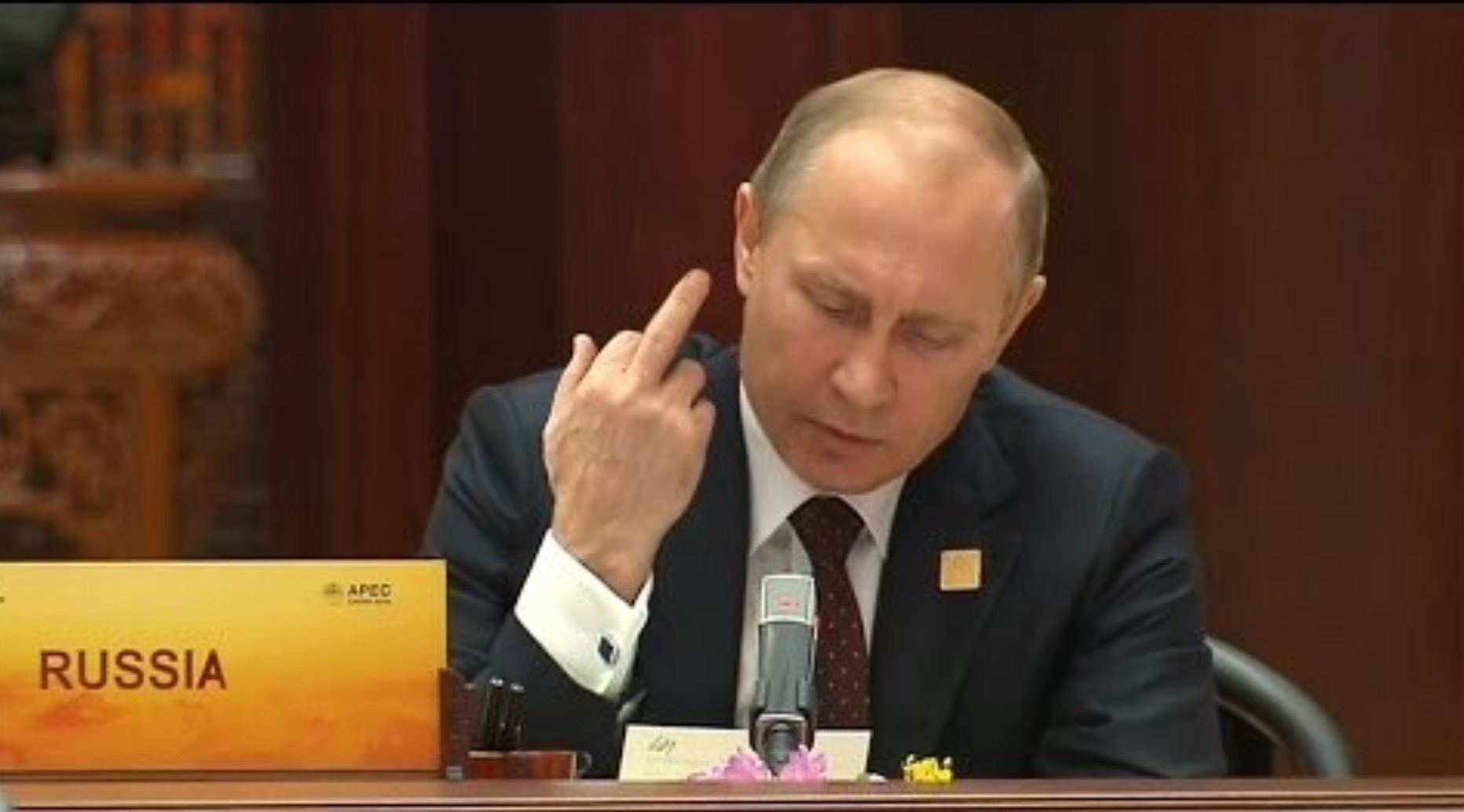 Путин со средним пальцем