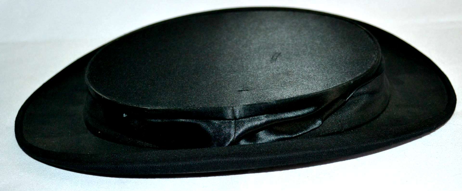 Шляпа цилиндр 8. Шляпа Шапокляк. Цилиндр Шапокляк. Шляпа Шапокляк 19 век. Складной цилиндр Шапокляк.