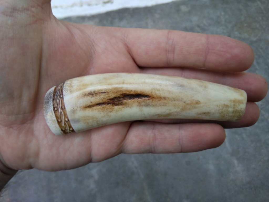 Гарда больстер из рога. Нож пуукко рукоять рог лося. Нож с рукояткой из рога. Рукоятка ножа из рога лося. Рог лося на рукоять ножа.