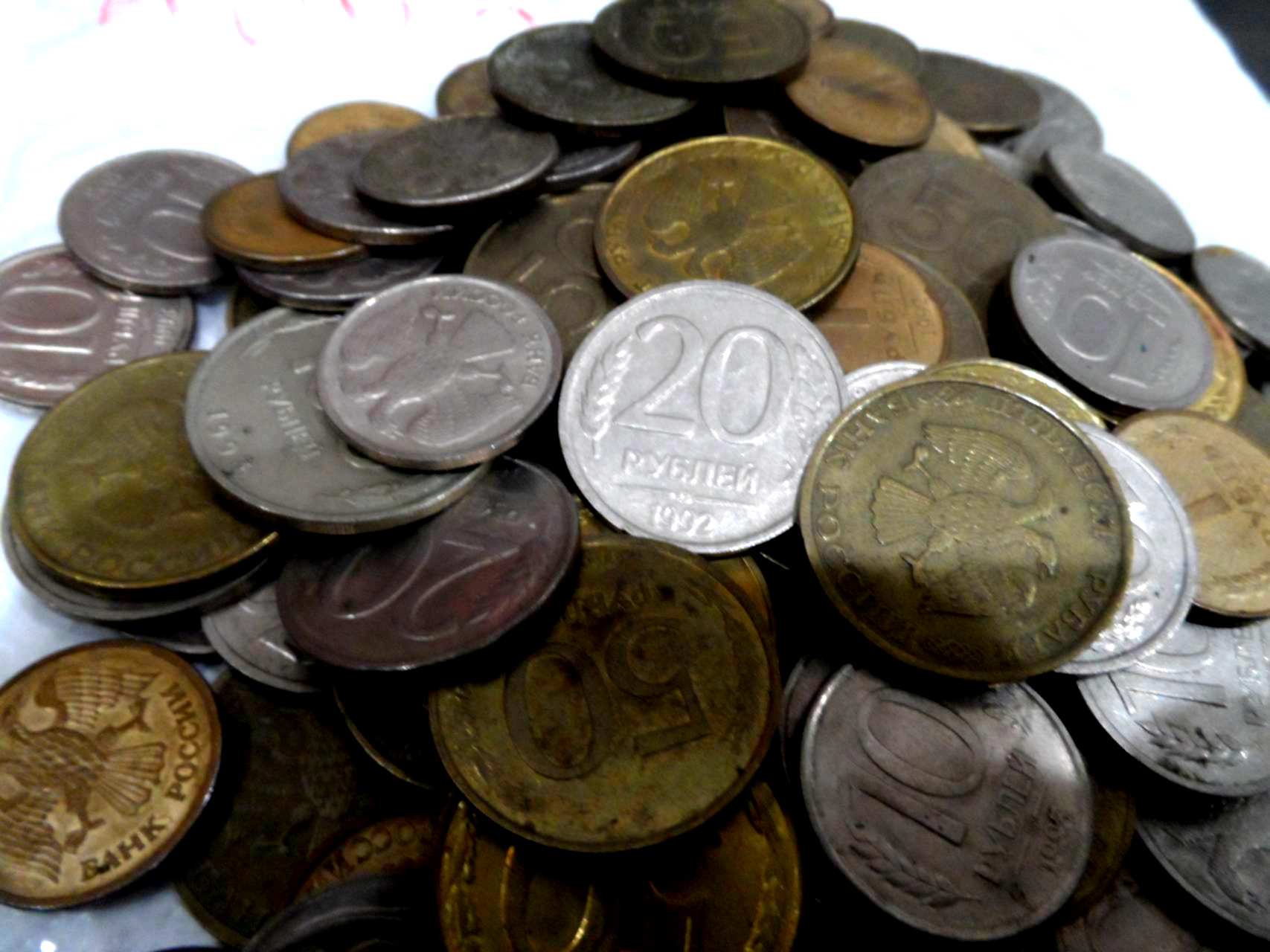 Монеты в банке. Монеты на скамейке. Старинные монеты в банке фото. Сайт банка монеты