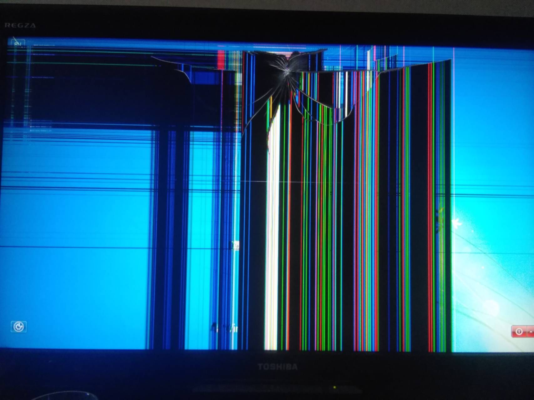 Трещина экрана телевизора. Матрица на телевизор самсунг. Матрица на телевизор самсунг 32 дюйма. Разбитый экран телевизора. Разбитая матрица.