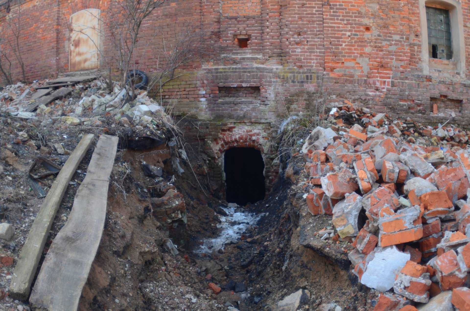 Закопанные реки. Раскопки на тверской улице. Ров вокруг кремля москва. Речка рыбинка в москве. Раскоп улица тверская.