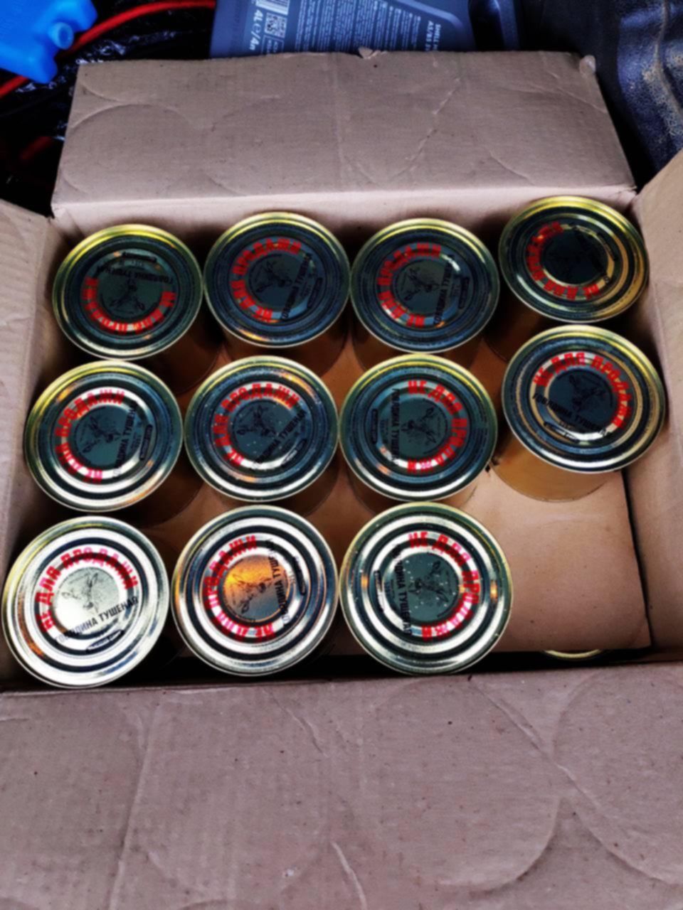 Ящик консерв. Сколько тушенки в ящике. Сколько тушенки в ящике. Банки тушенки. Банки с тушенкой в коробке.