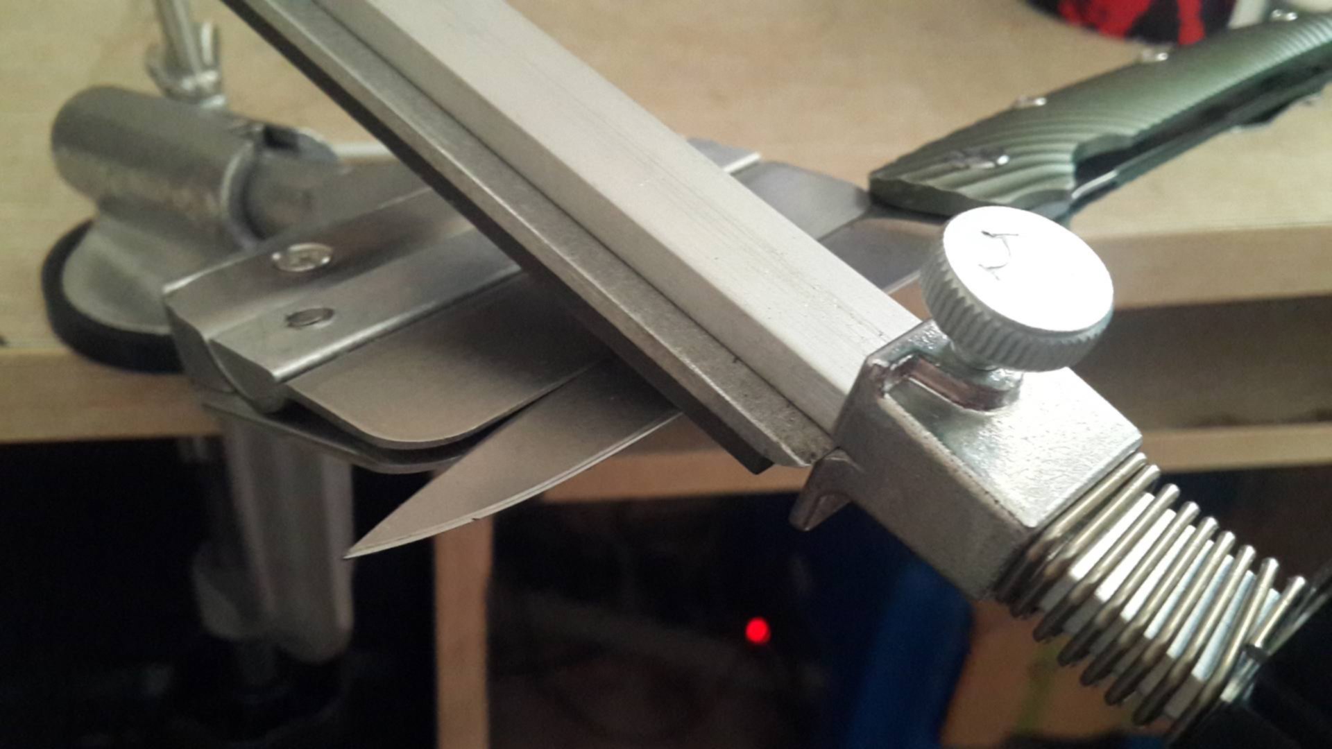 заточка поворотного ножа. струбцина стальная 6 мм на стол для точилки карандашей. заточка поворотного ножа. точилка ефима поворотный узел. заточка поворотного ножа.