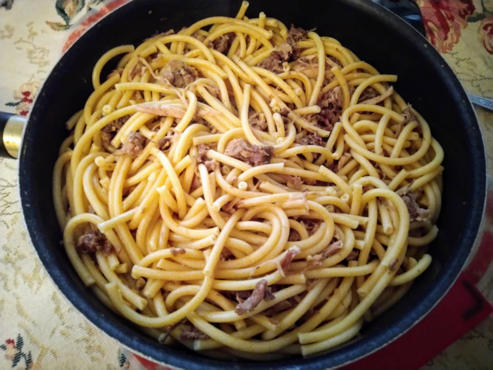 Спагетти с тушенкой на сковороде