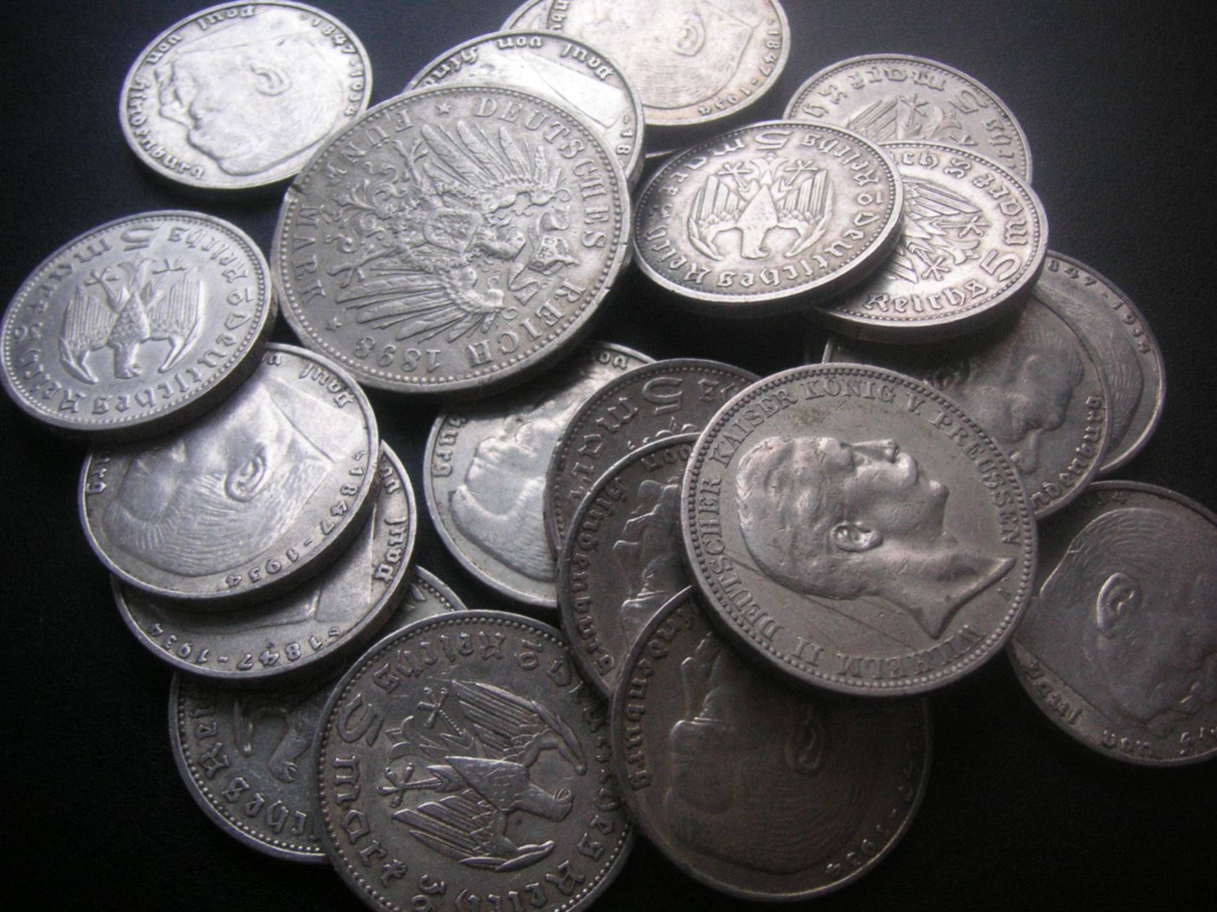 Покупаем серебряные монеты. Серебряная монета. Монеты из серебра. Куча серебряных монет. Коллекционные серебряные монеты.