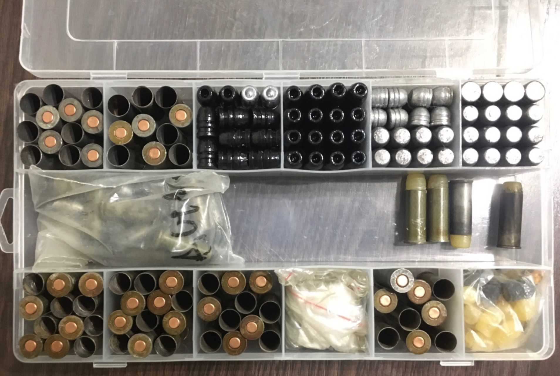 Металлические шкафы и ящики для хранения порохов патронов и изделий содержащих пиротехнический заряд