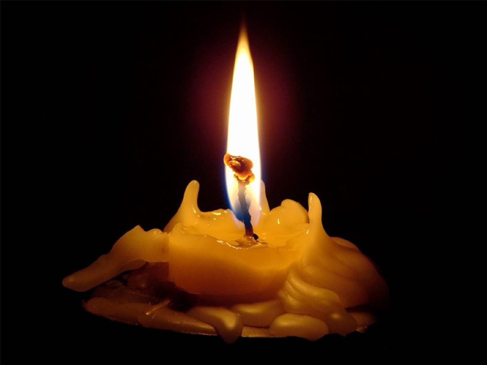 Свечу не свечу горю не горю. Огарок свечи. Свеча скорби. Скорбь. Скорбная свеча.
