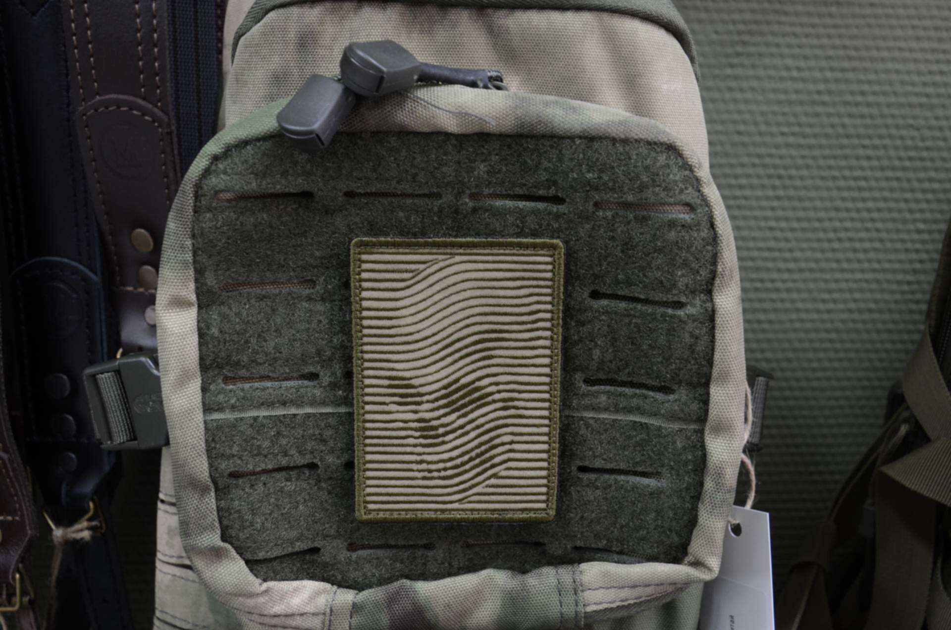 Корпус вышивания. Russian Military Patches lades. Morale Patch on Military Backpack Mockup.