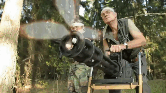 Дед пришел с пистолетом. Дедушка с пулеметом. Бабуля с пулеметом. Пулемет прикол.
