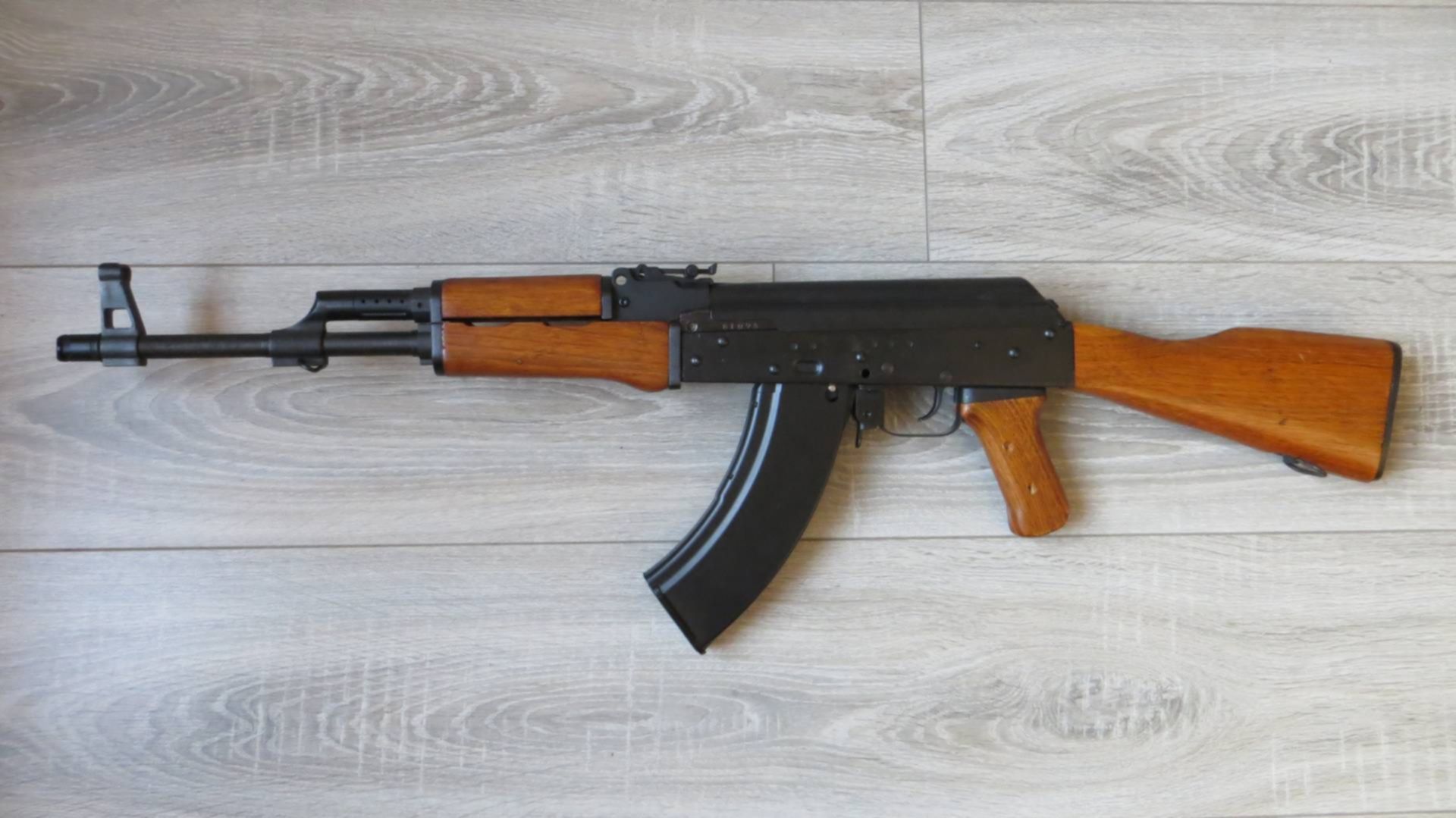Репликами 47. Cybergun AK 47. Пневматический АК 47. Копия АК 47 пневматика. Ака 47пневмат на кровати.