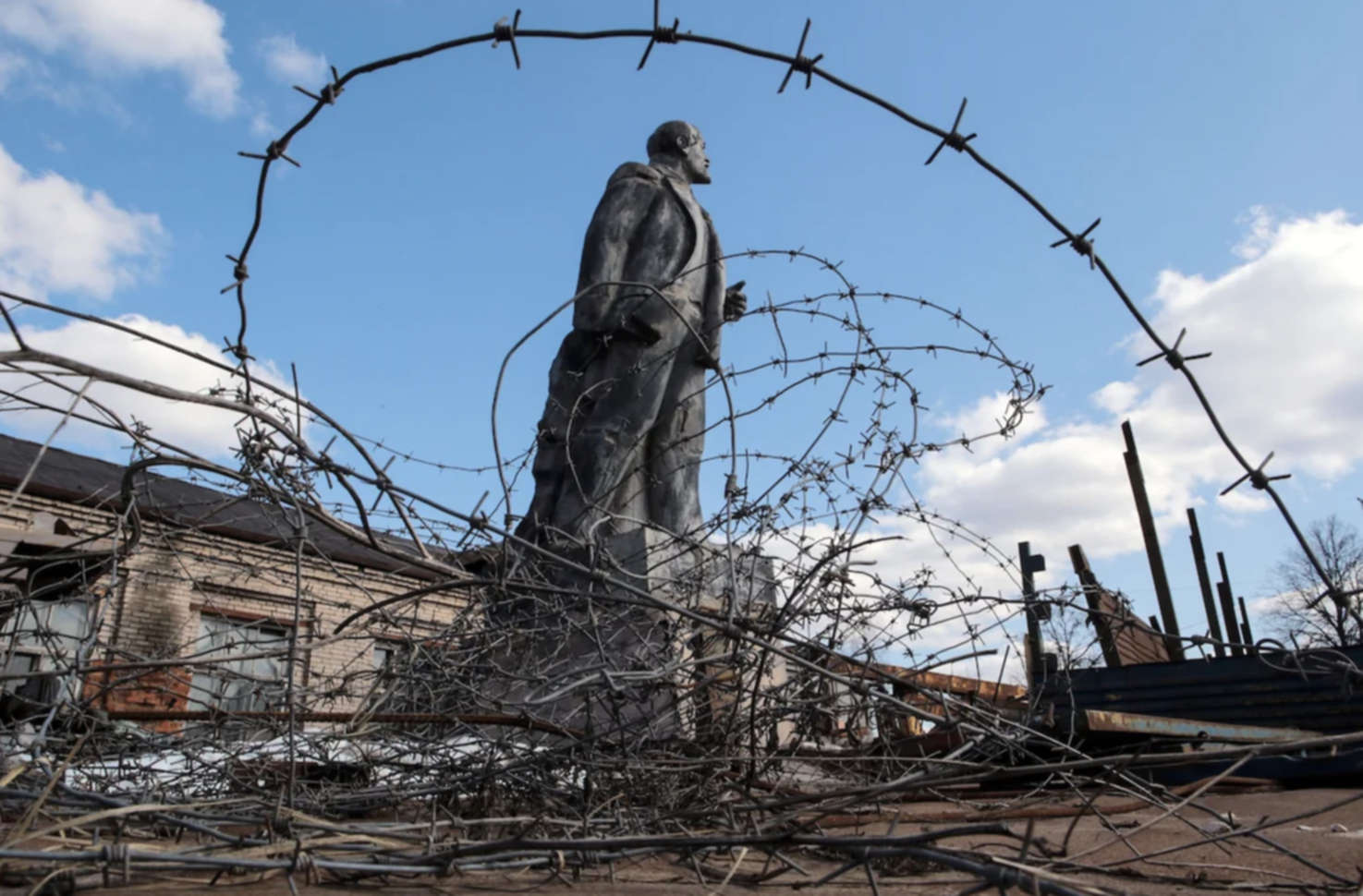 Разрушенные памятники культуры. Заброшенный памятник Ленину. Разрушенный памятник Ленину. Разрушенная статуя Ленина.