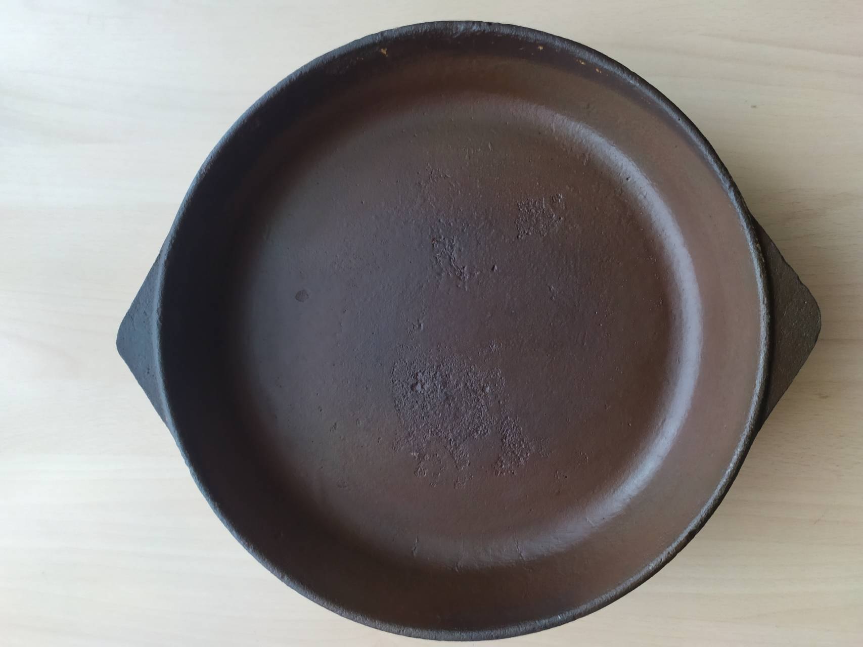 Советская чугунная кастрюля. Жаровня чугунная с ручкой. Клеймо на чугунной сковороде. Чугунок. Утюг чугунный клеймо всм 4.