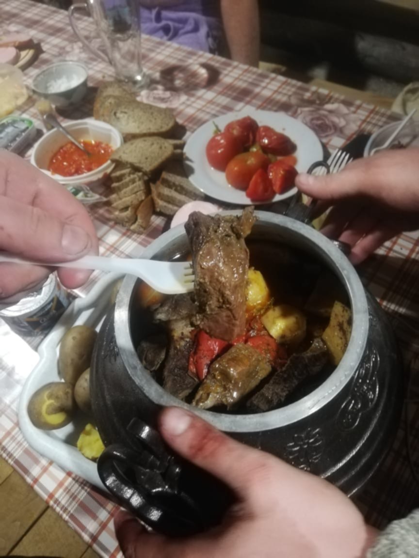 Фасоль в афганском казане. Блюда в афганском казане. Мясо в афганском казане. Афганский казан с едой. Афганский казан готовка.