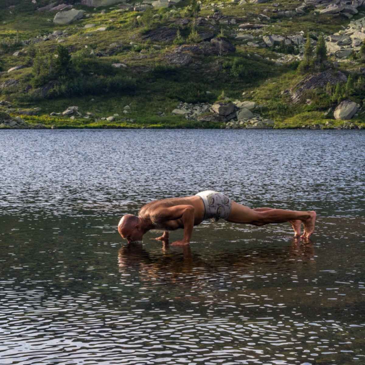 Девушка купается в Горном озере