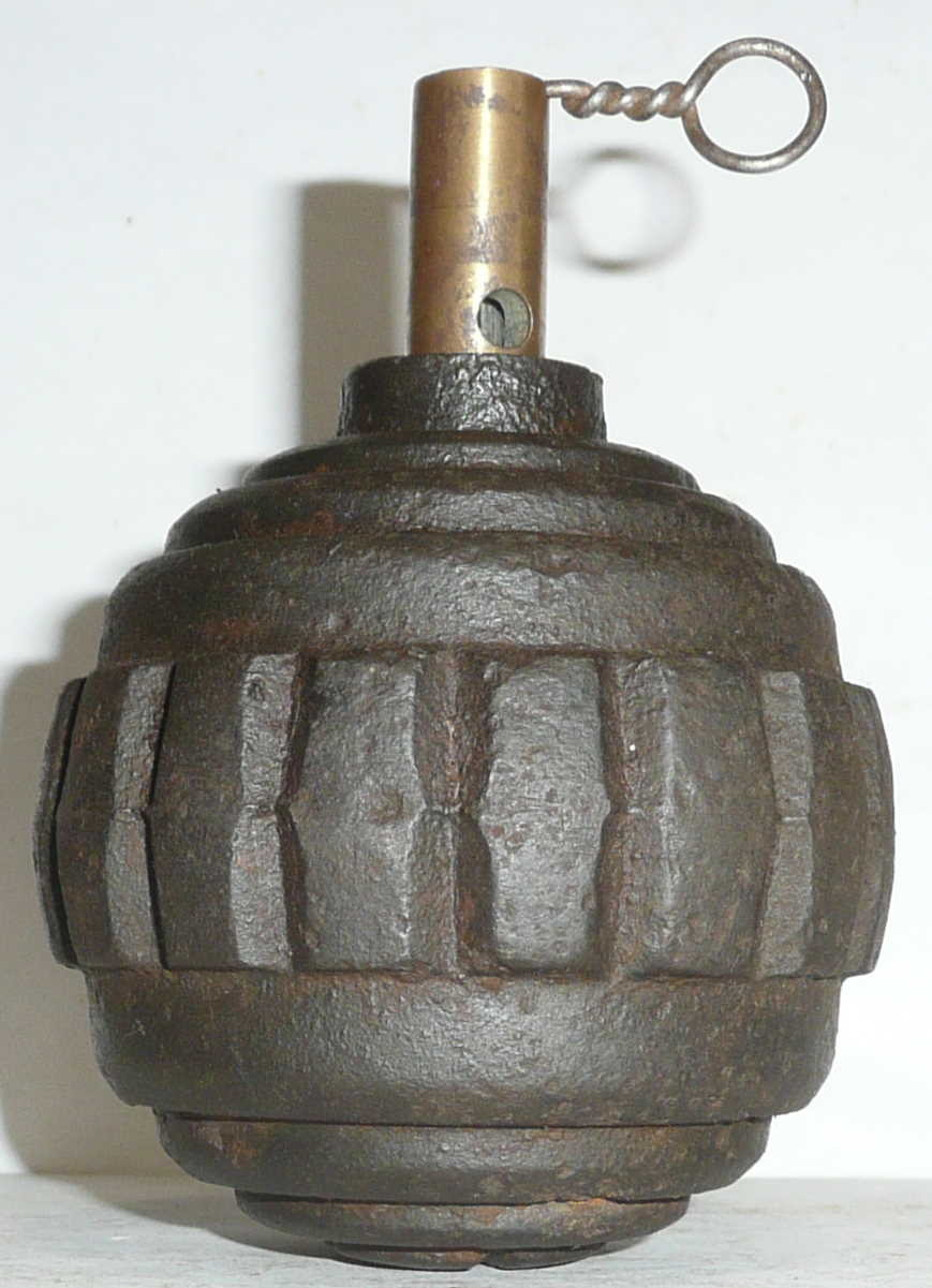 Граната лимонка 1915. Гранаты ww1. Граната ф1 1915. Граната 1 мировая. Граната 1 мировая.