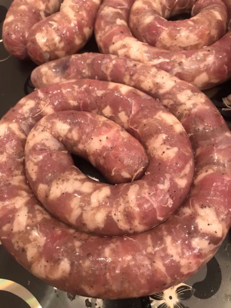 Колбаса из рубленного мяса. Домашняя колбаса. Домашняя колбаса со свинины. Домашние колбаски в кишке. Колбаса свиная домашняя.