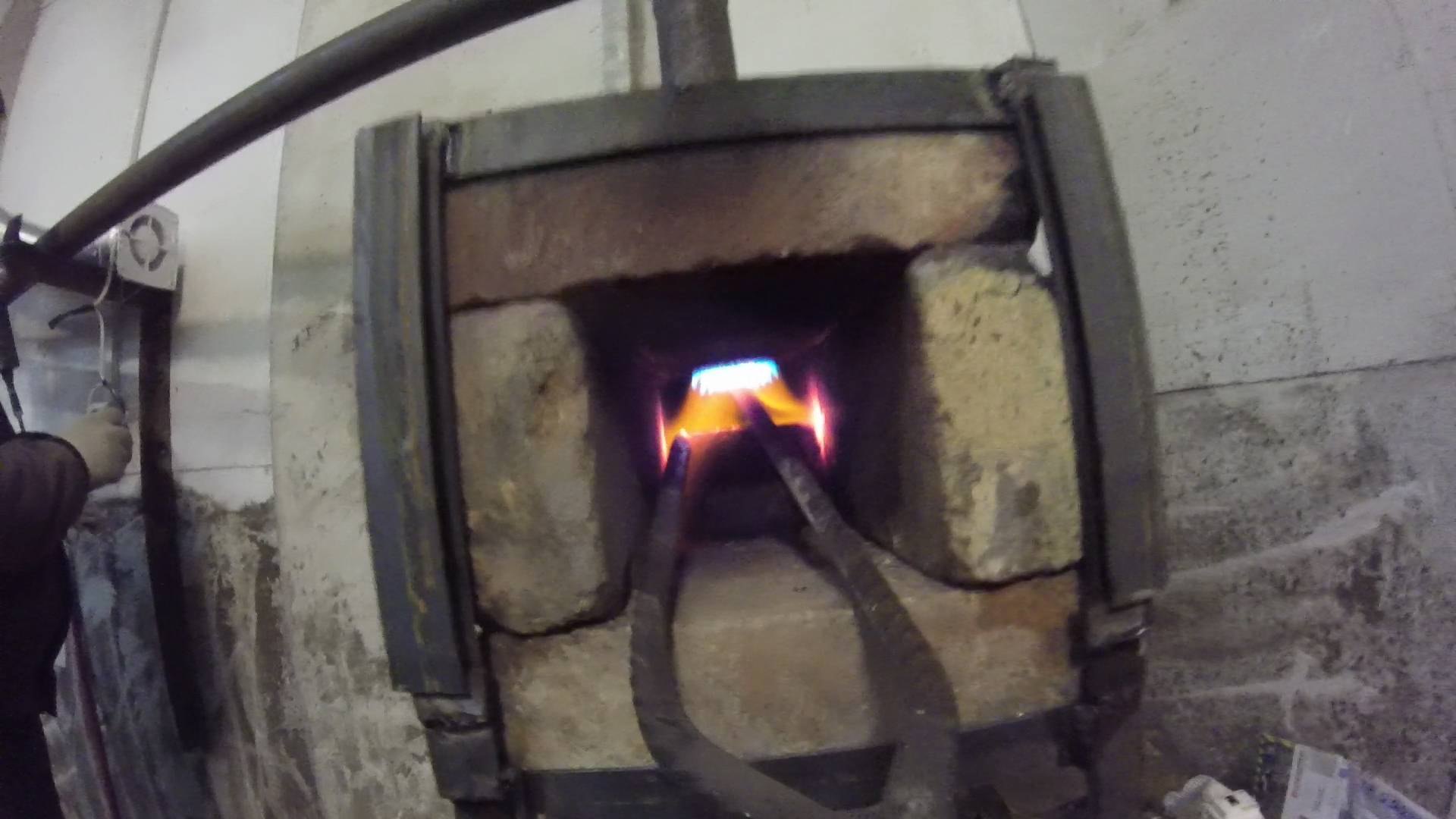 Пламя горна. Восстановительное пламя в горне. Газовый горн, футеровка керамоволокном. Струйная печь горелка. Газовый горн дверка на педали.