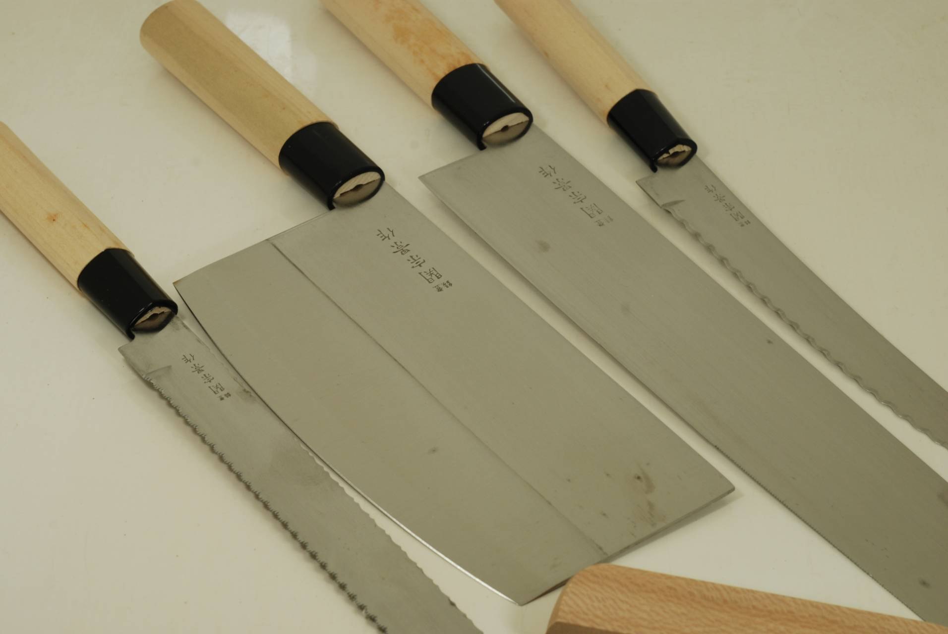 Четверо ножей. Японские ножи. Набор японских ножей. Фирмы японских ножей. Треугольный японский нож.
