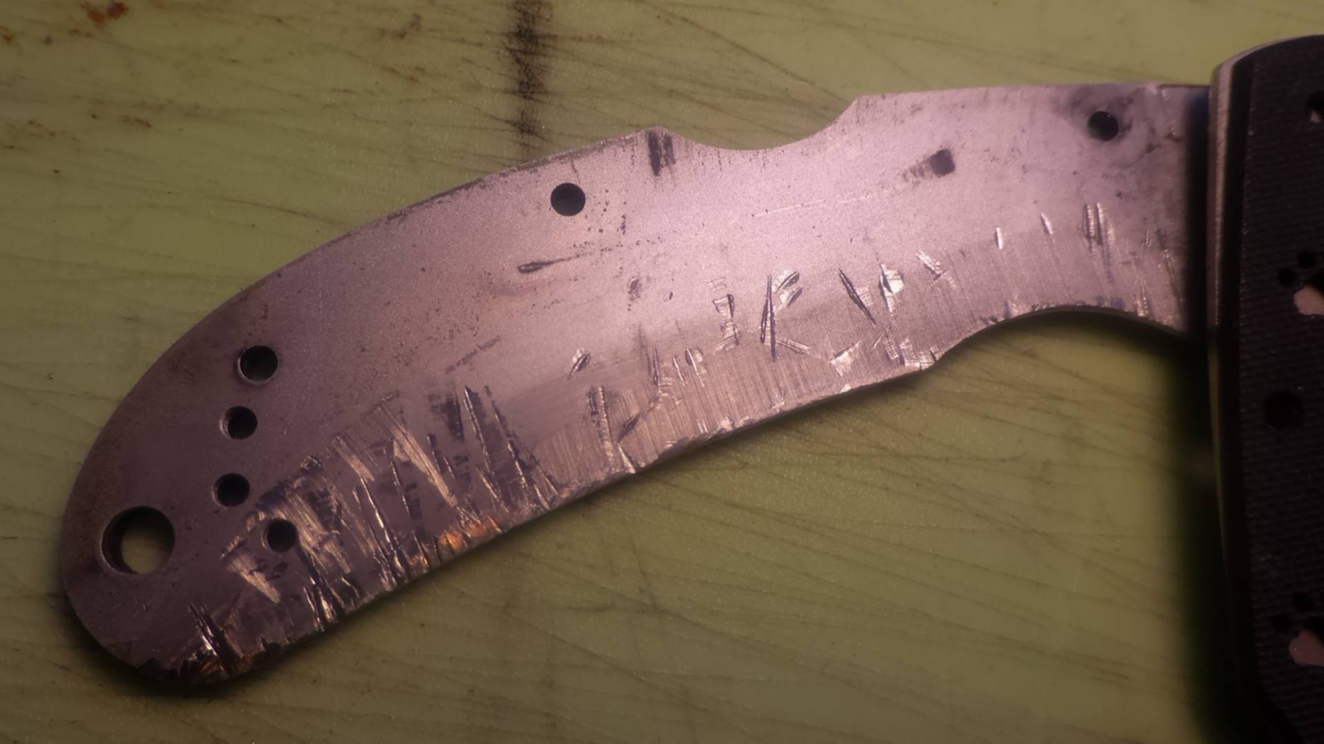 Нож умершего. Клейма на spyderco лазерные или штамповочные. нож спайдерка маньяк.
