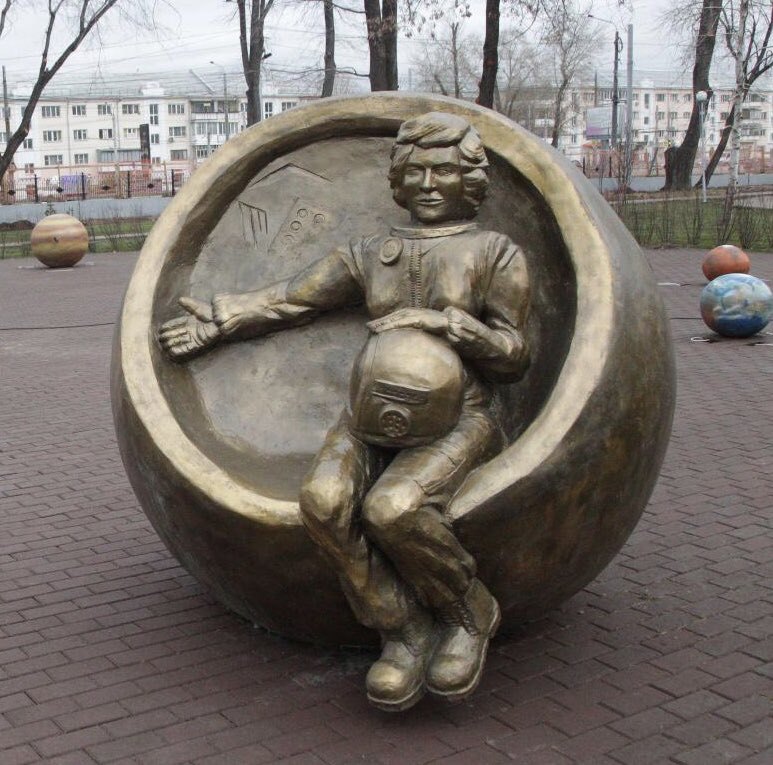 Памятник колобок