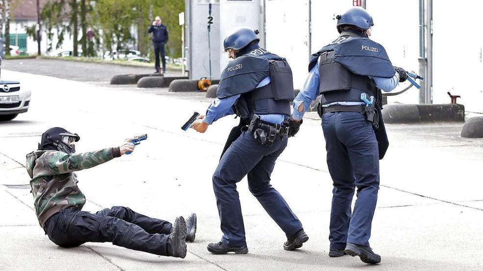 Полицай. Polizei фото. Полиция яицилоп. Латвийские полицейские в бронежилетах.