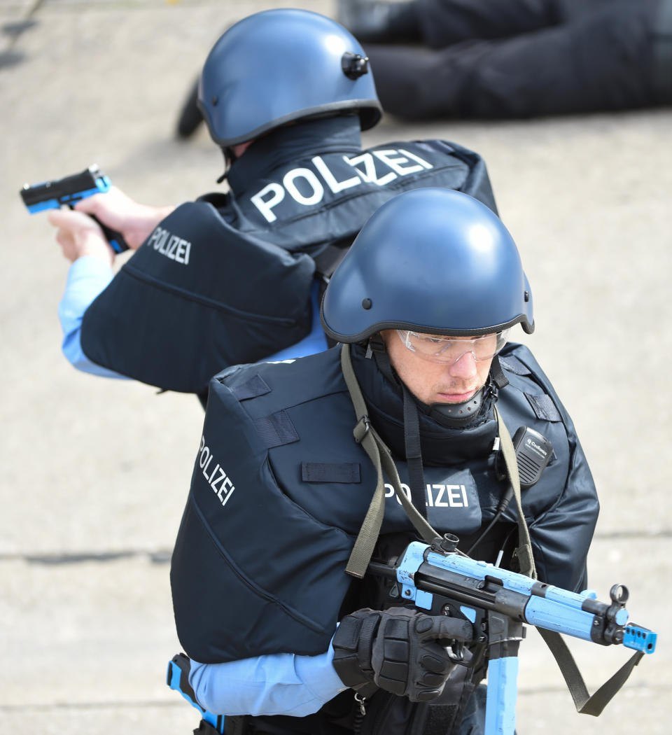 Полицай. Бронежилет Polizei. Форма Polizei. Бронежилет полиции Германии. Полицейский в бронежилете Европа.