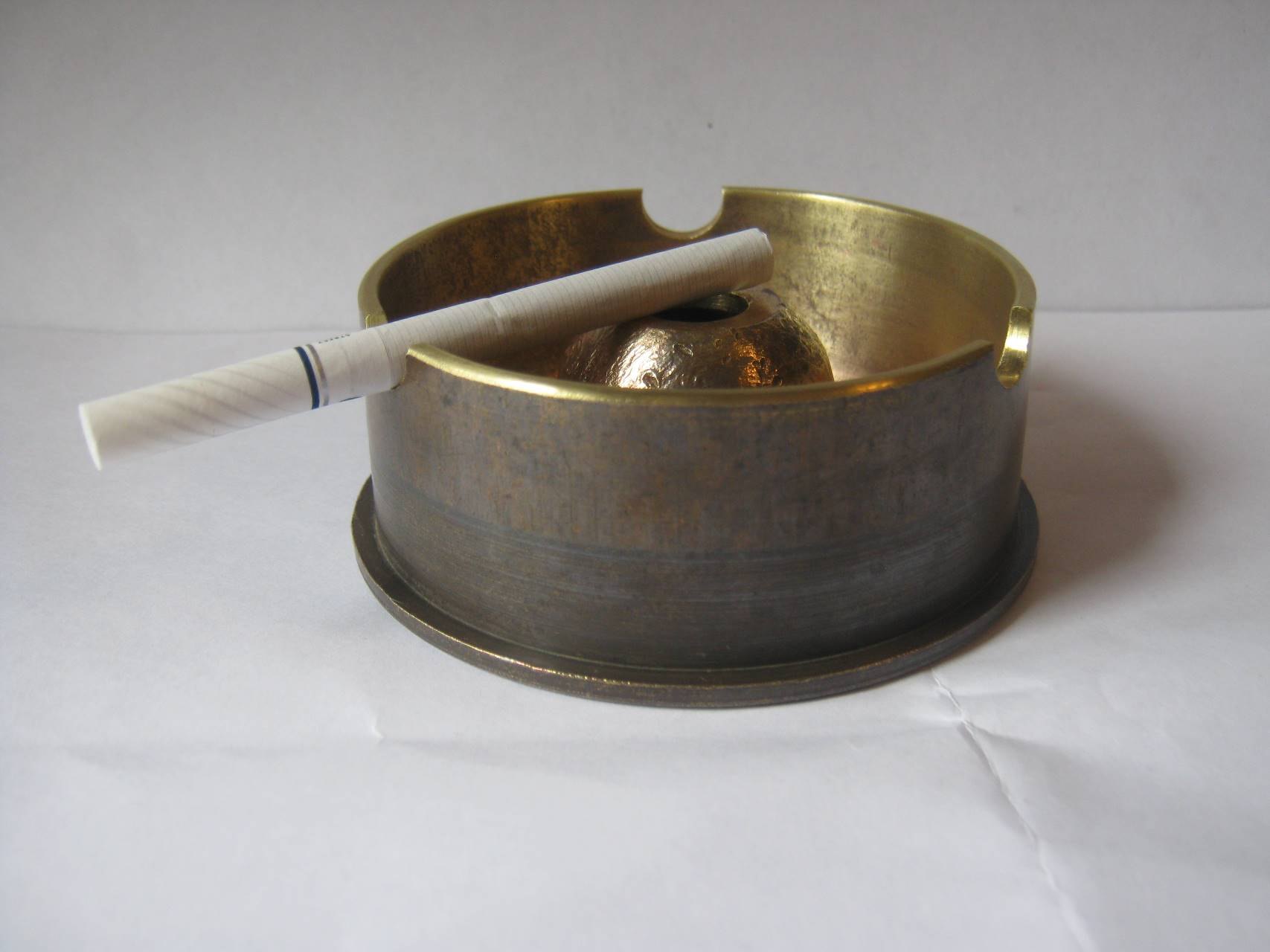 Пепельница из гильзы. Кружка из гильзы. Пепельница из гильзы. Пепельницы из латунных гильз. Пепельница из гильзы 152.