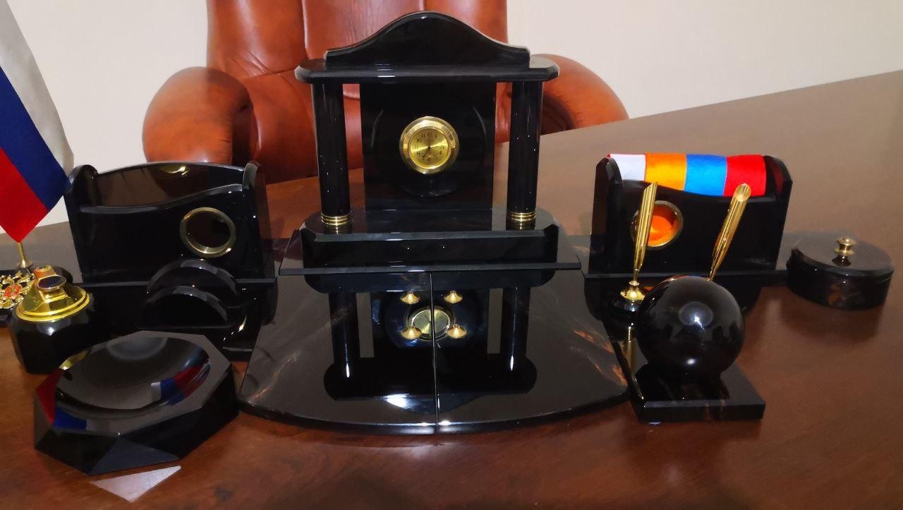 настольный набор с вертолетом. настольный набор good sunrise, 6 предметов, черное дерево. настольные часы агат ссср. настольная лампа дл-031. подставка для канцелярии.