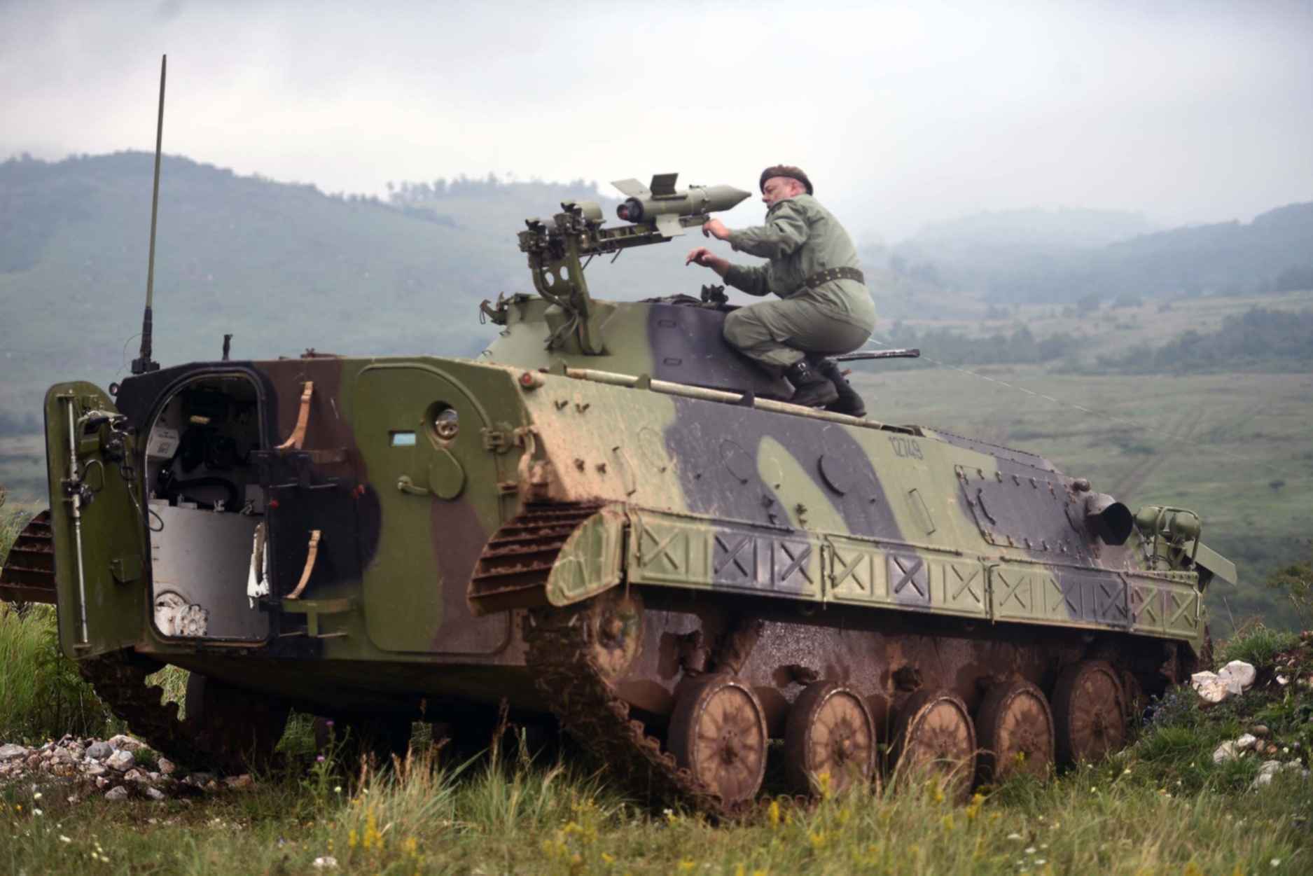 Установка ПТУР 'Малютка' на направляющую сербской БМП M-80. 
