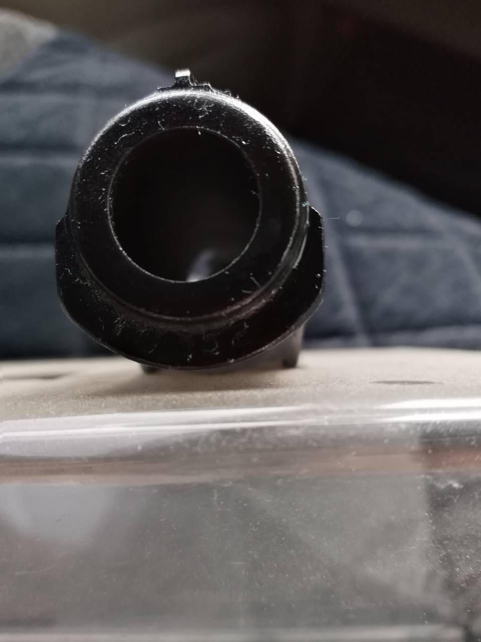 Затвор с ударником выбрасывателем и предохранителем пм. Загрязнение чашечки затвора. Загрязнение чашечки затвора. Затворная задержка пистолета макарова. Затвор пм гребень затвора.