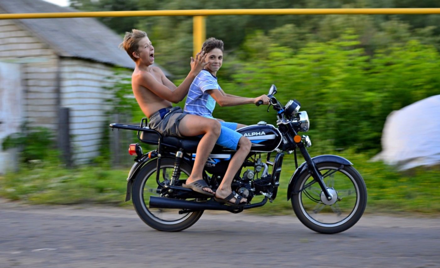 Байки про деревню. Мотоцикл для подростка. Подросток на мопеде. Мотоцикл в деревне. Сельский мотоцикл.