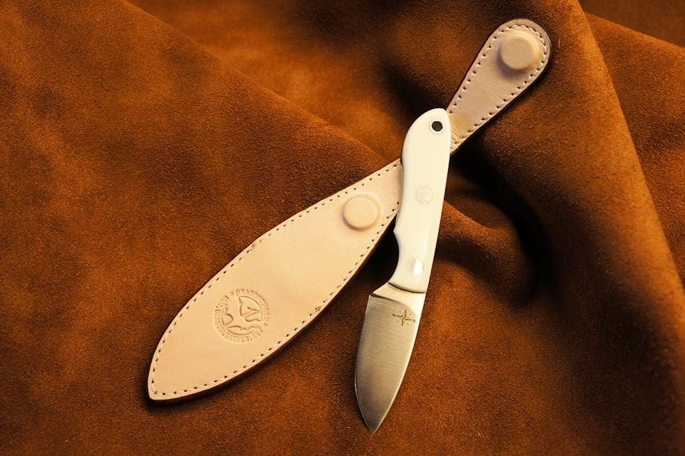 Нож для кожи. Нож по коже. Нож для кожи трафарет. Double Offset Knife for Leather. Кто коричневый ножевое.