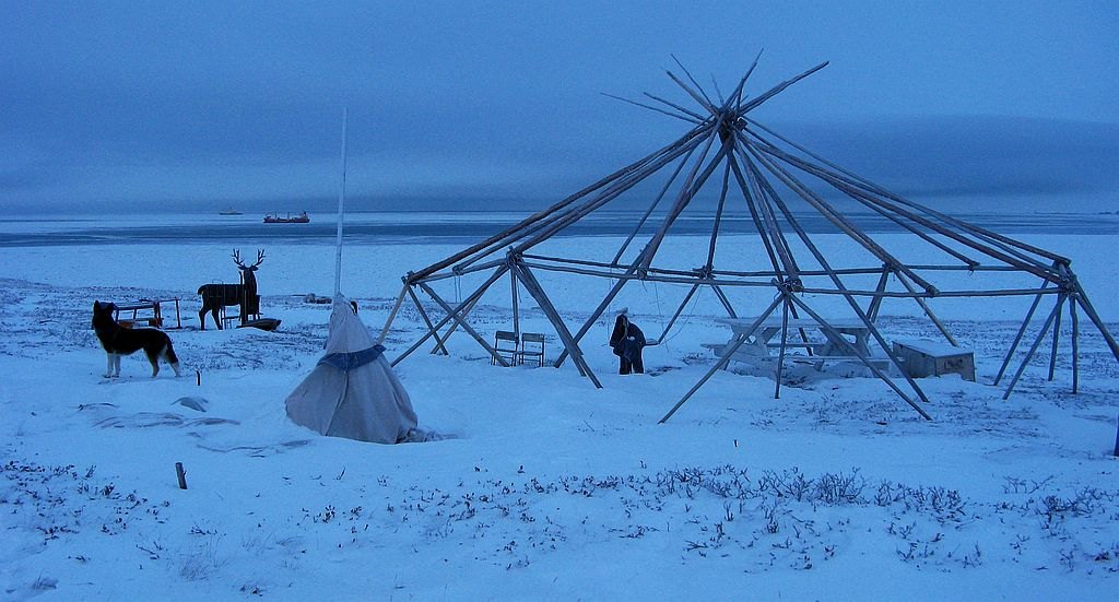 Яранга. Красная яранга на чукотке. Яранга традиционное жилище чукчей. Чукчи жилище яранга. Чум жилище внутри.