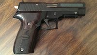 Sig sauer техкрим. P226 Техкрим. Рукоять sig Sauer p226. Накладки на рукоять sig Sauer p226. Накладка на рукоятку sig 226.