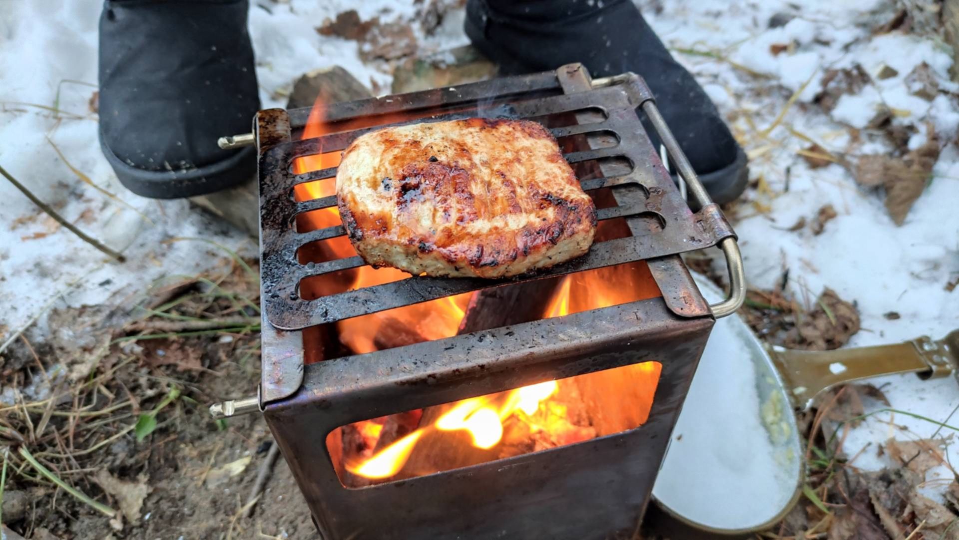 Как пожарить сосиски на костре без шампуров и решетки